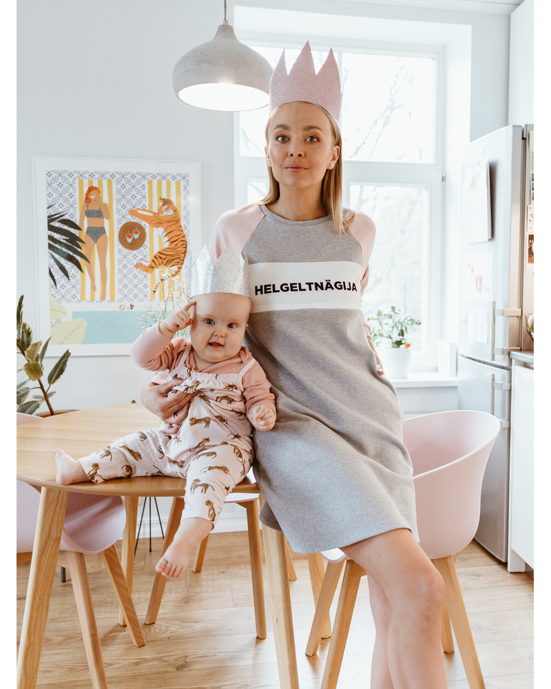 HELGELTNÄGIJA NURSING DRESS PEACHY & GREY
