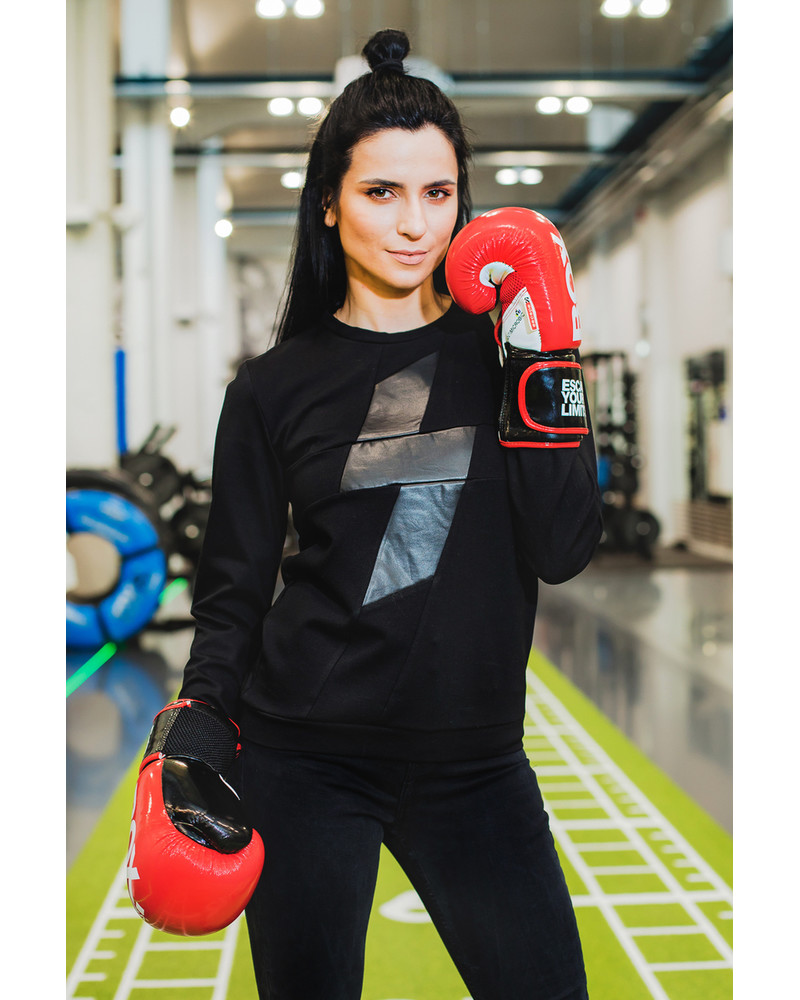 BLACK STRIKING SWEATER