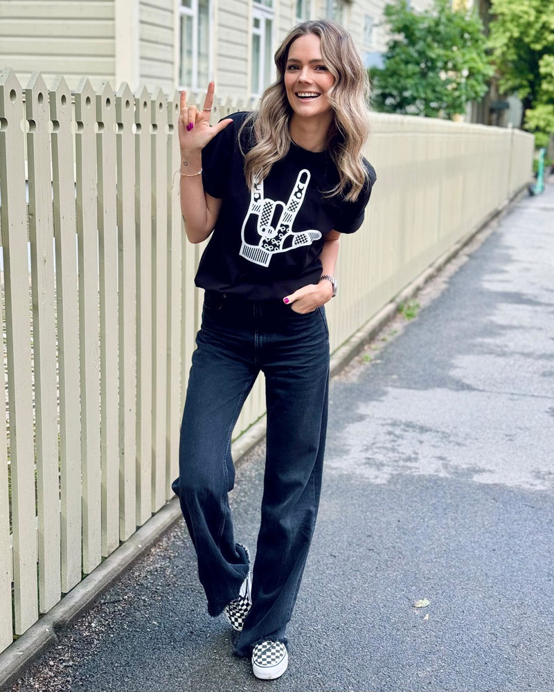 ROCK ON UNISEX T-SHIRT BLACK