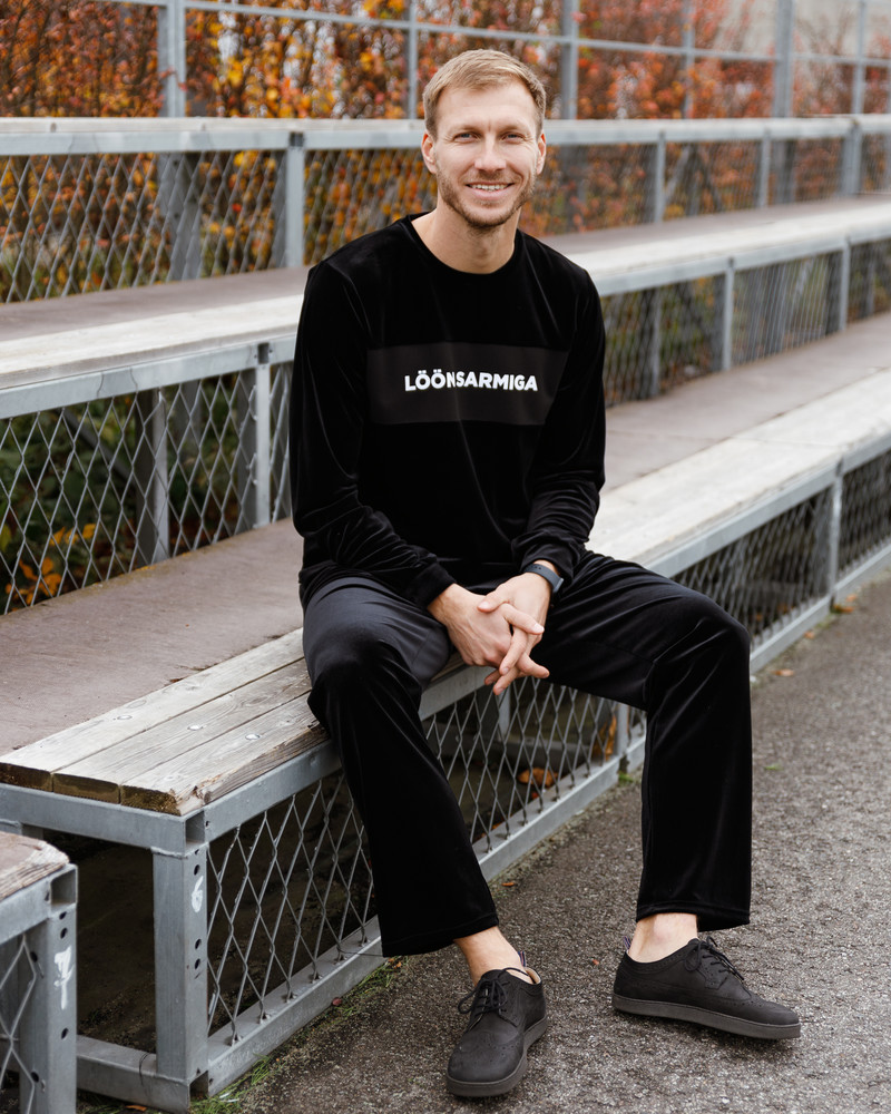 DARK LÖÖN SARMIGA SWEATSHIRT BLACK