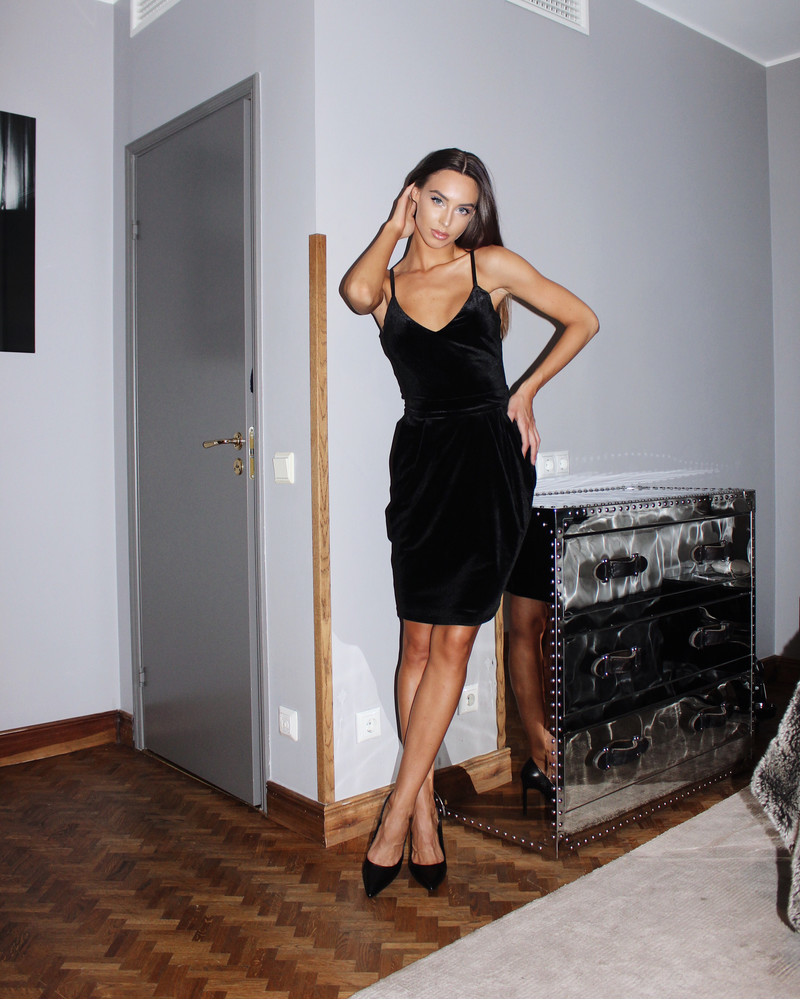BLACK VELVET STRAP TOP