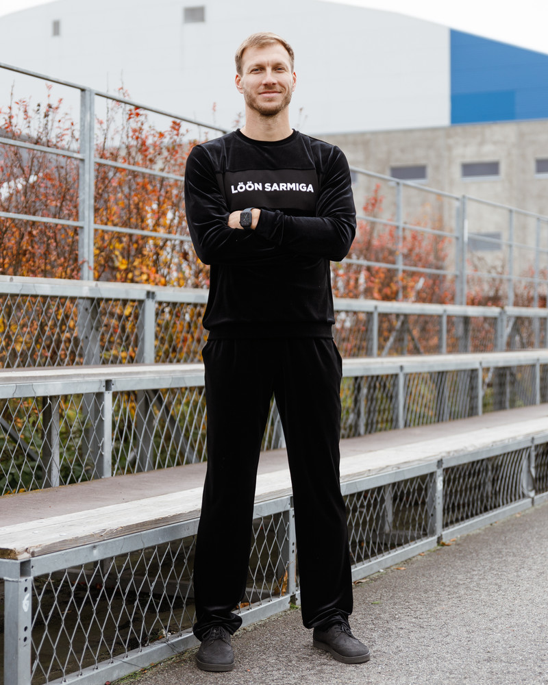 DARK LÖÖN SARMIGA SWEATSHIRT BLACK