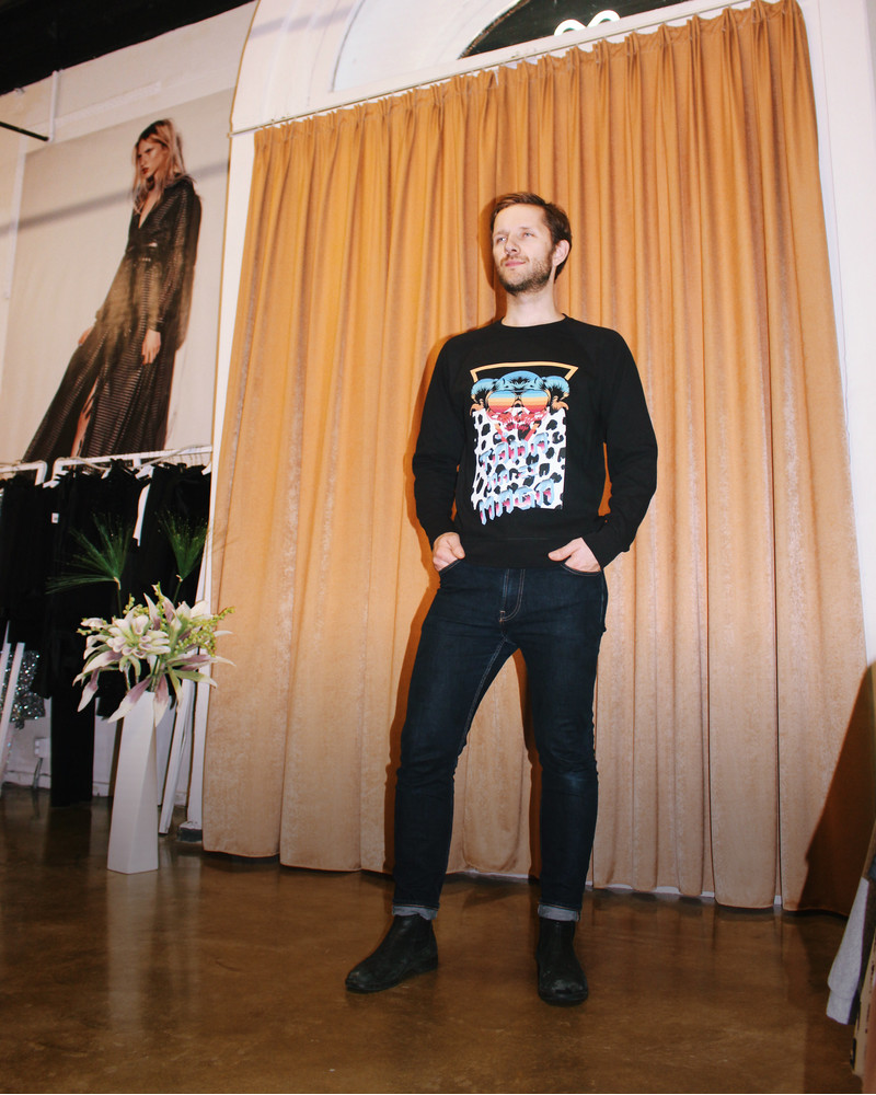 TÄNA ME EI MAGA MEN SWEATSHIRT BLACK