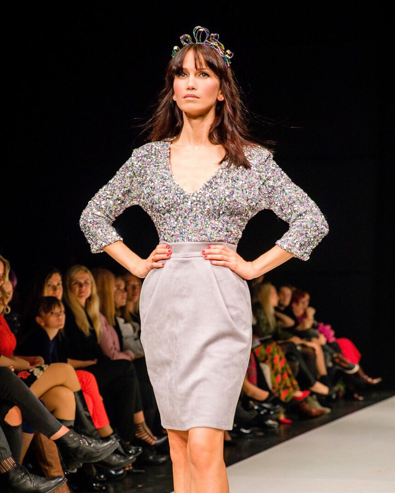 GLITTER STRETCHY V BLOUSE