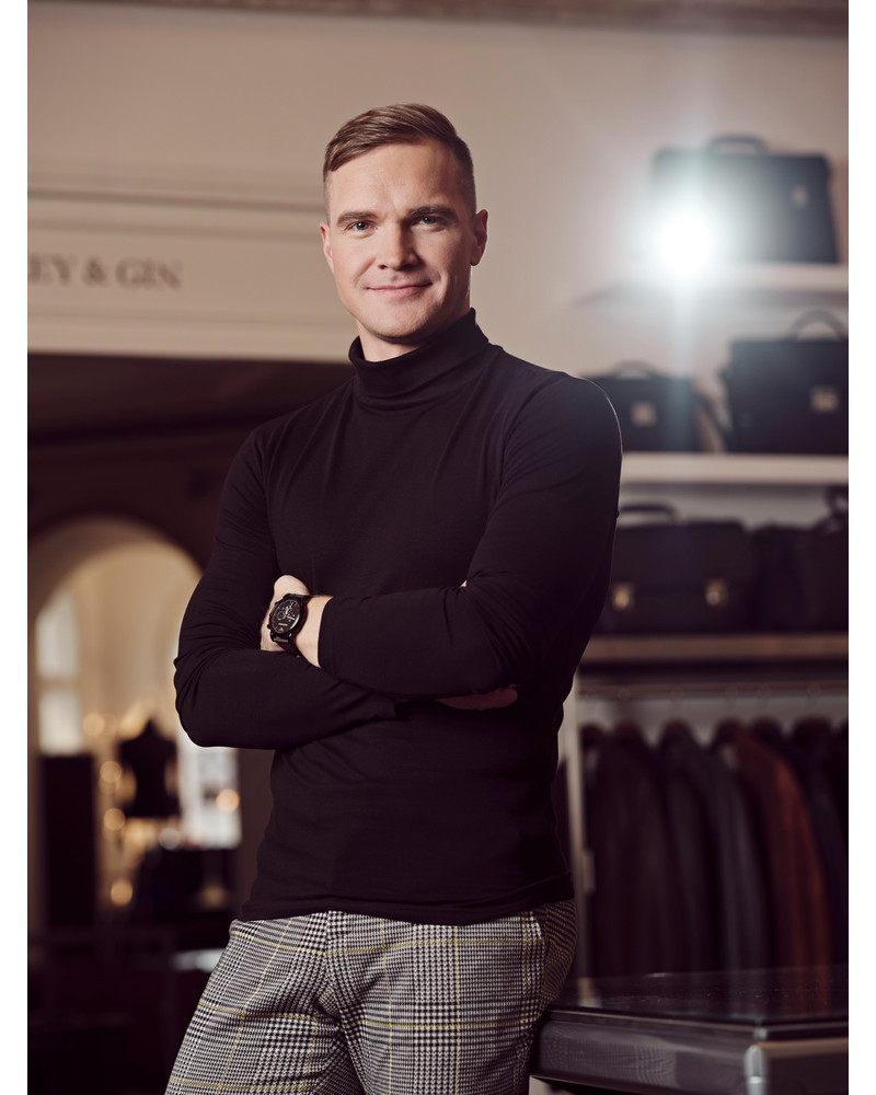BLACK RED SOUNDWAVE TURTLENECK