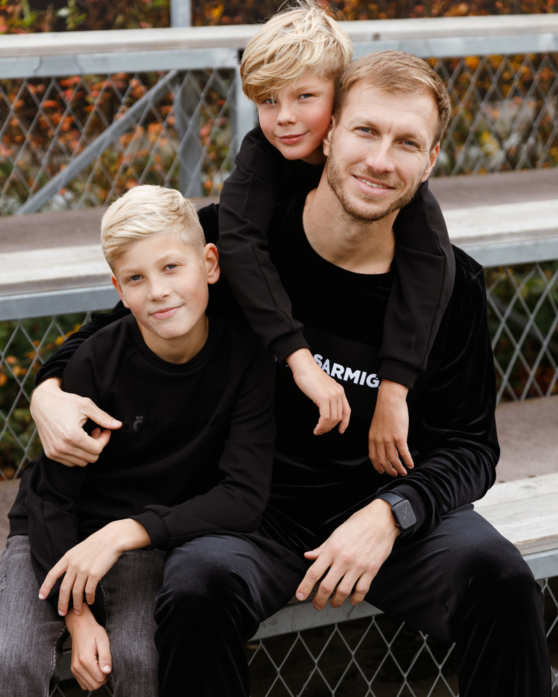 DARK LÖÖN SARMIGA SWEATSHIRT BLACK