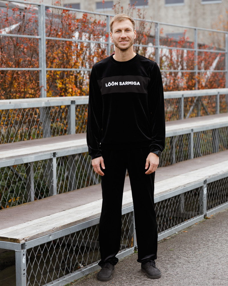 DARK LÖÖN SARMIGA SWEATSHIRT BLACK
