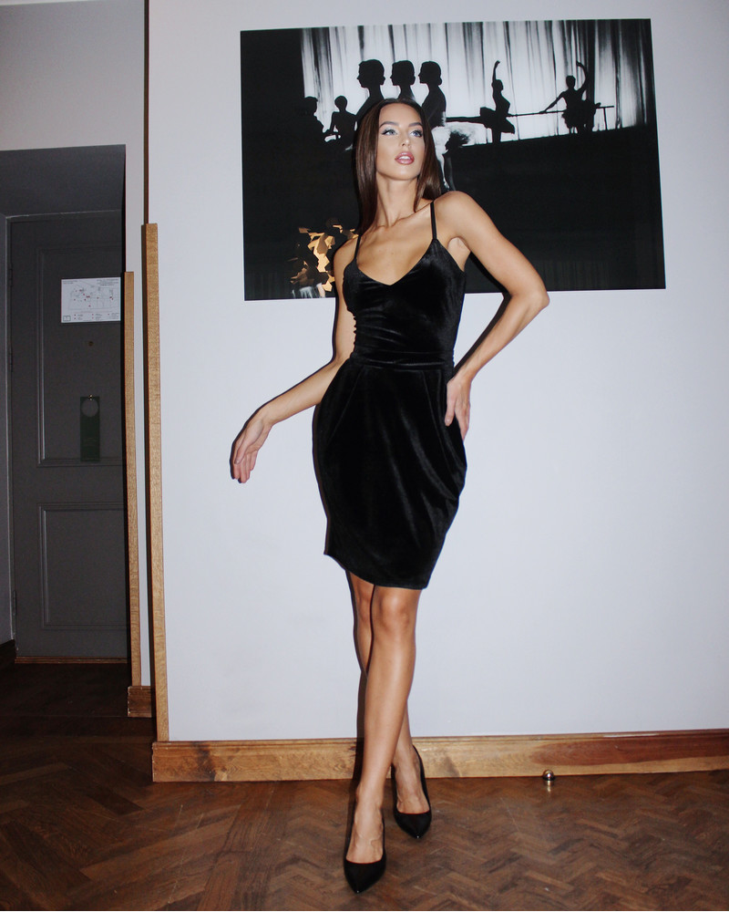 BLACK VELVET STRAP TOP