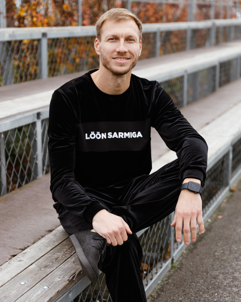 DARK LÖÖN SARMIGA SWEATSHIRT BLACK