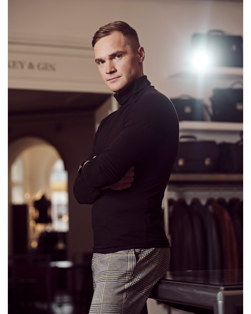 BLACK RED SOUNDWAVE TURTLENECK