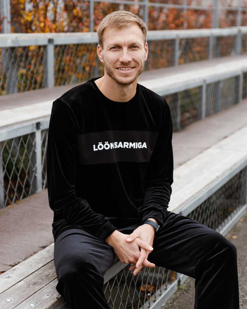 DARK LÖÖN SARMIGA SWEATSHIRT BLACK