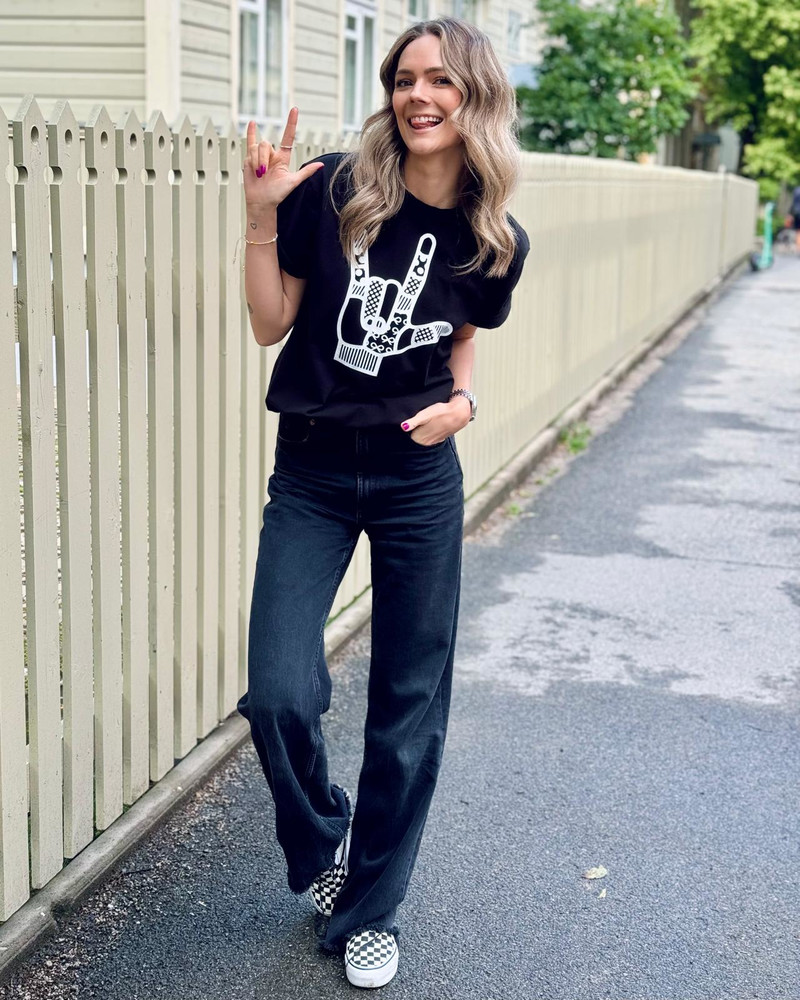 ROCK ON UNISEX T-SHIRT BLACK