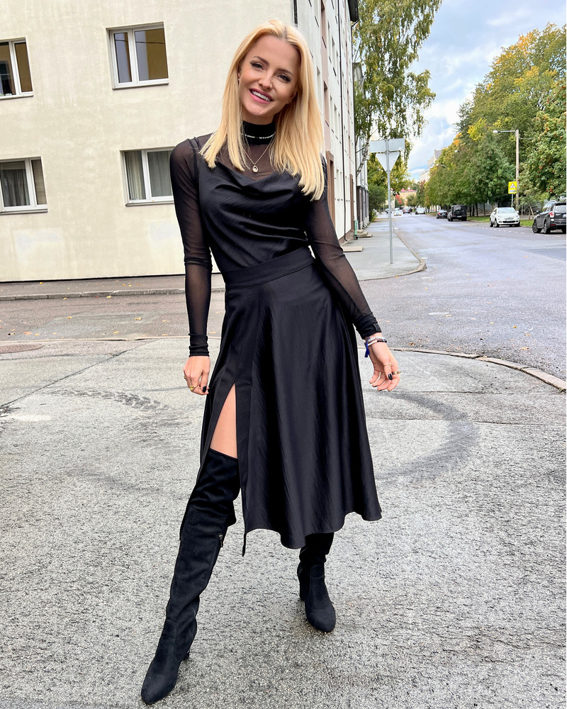 SILKY MIDI SKIRT BLACK