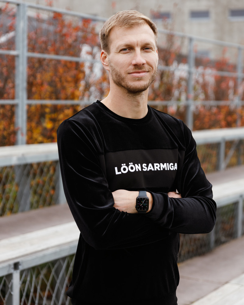 DARK LÖÖN SARMIGA SWEATSHIRT BLACK
